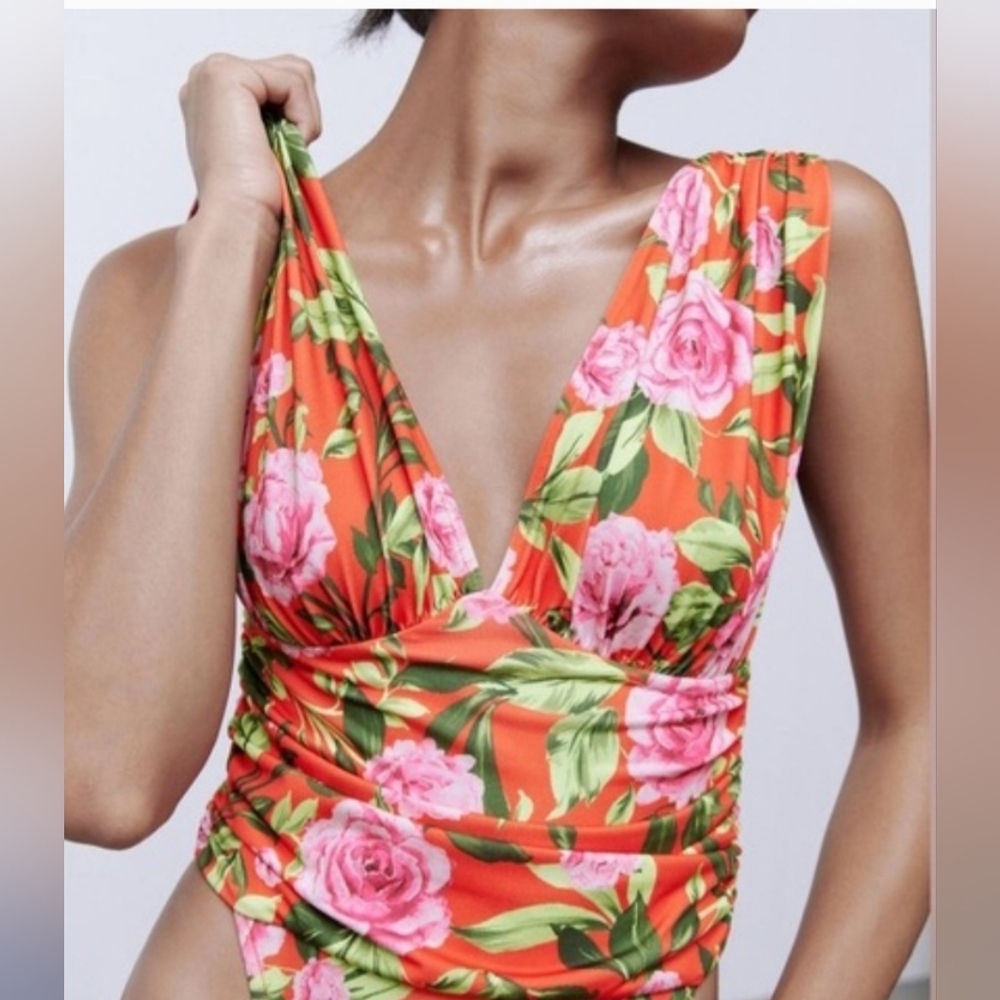 ZARA FLORAL DRAPED BODYSUIT,DEEP V-NECK,ROUCHED WAIST AND SHOULDER. SIZE M.